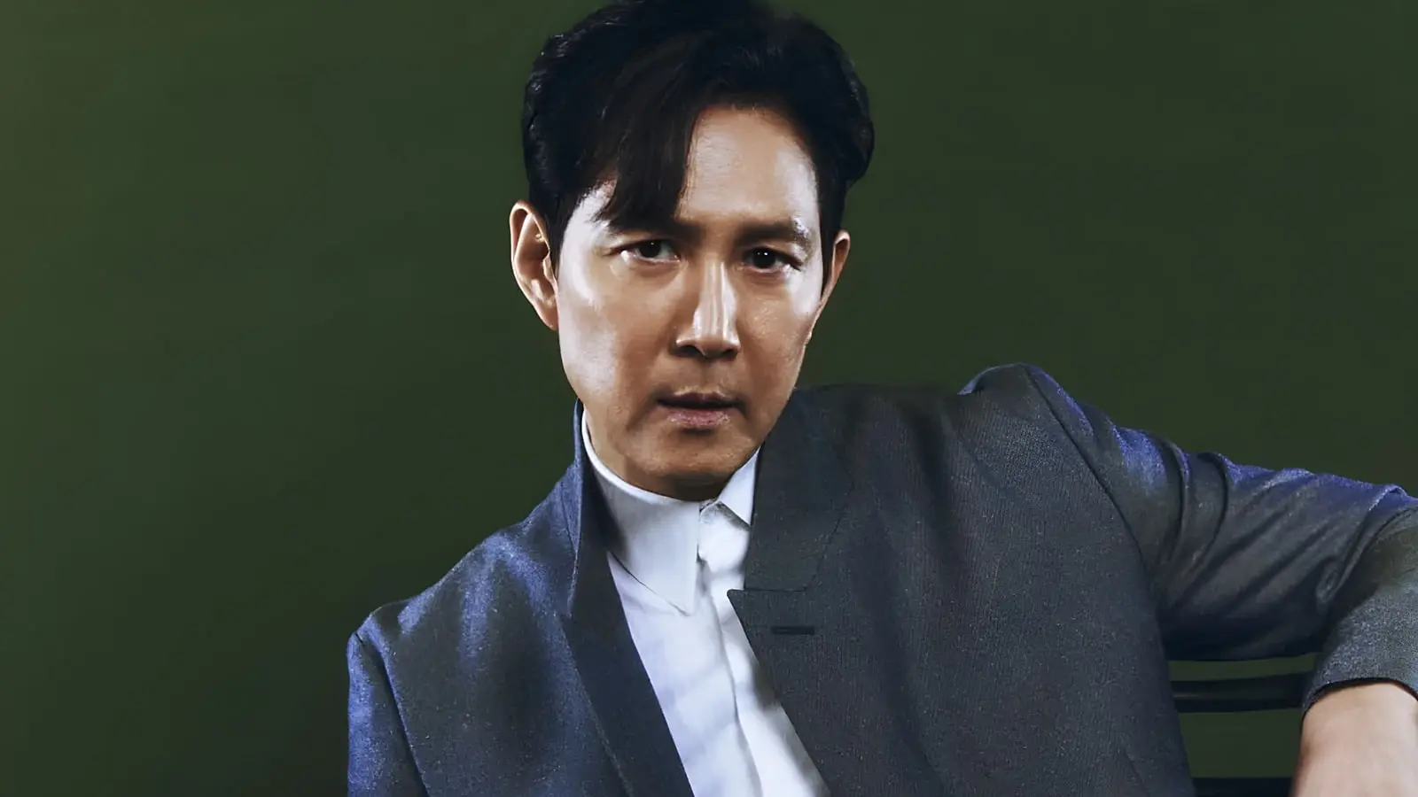 چهره بازیگر لی جونگ جه (Lee Jung-jae) با کت خاکستری و پیراهن سفید