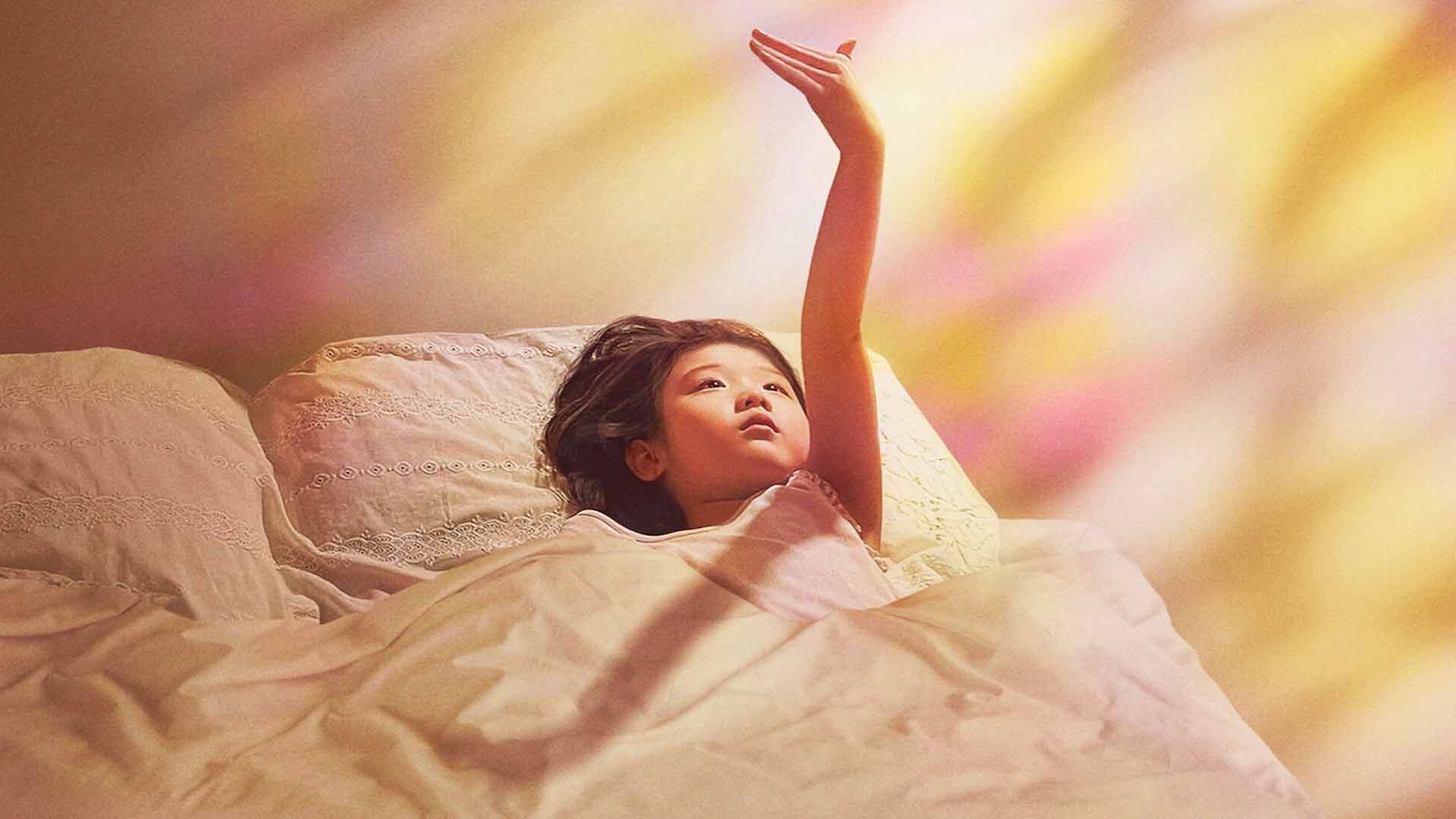 دختربچه‌ای در فیلم Left-Handed Girl به دست چپش خیره شده