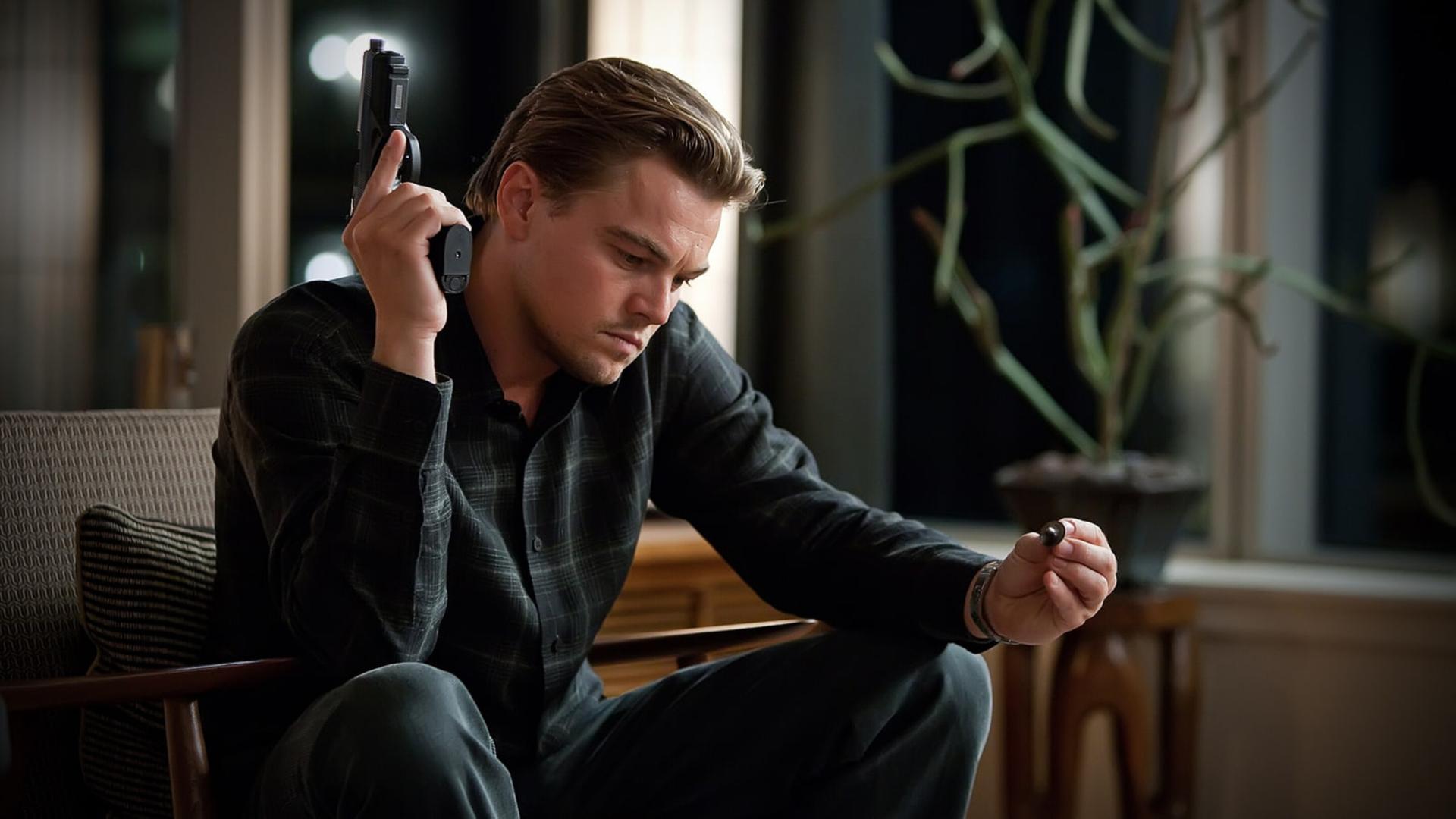 لئوناردو دی‌کاپریو (Leonardo DiCaprio) در حالی که یک اسلحه و گلوله در دست دارد