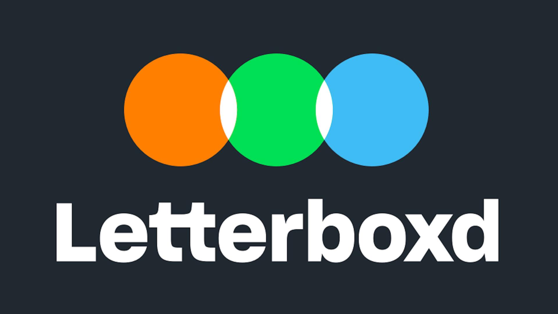 لوگوی رنگی سرویس سینمایی لترباکس (Letterboxd) روی پس‌زمینه تیره