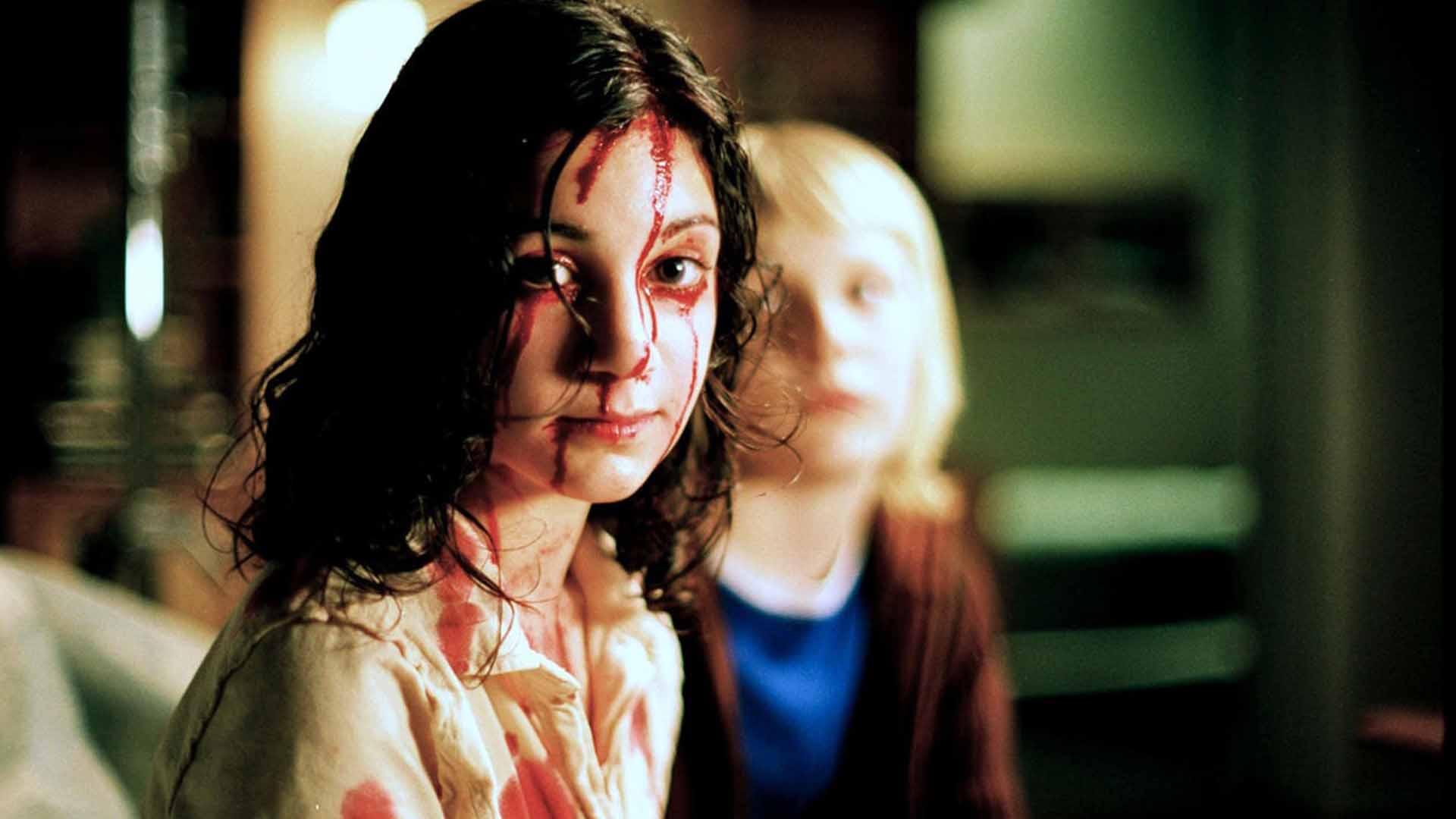 دختربچه‌ای با سر خونی در فیلم Let the Right One In