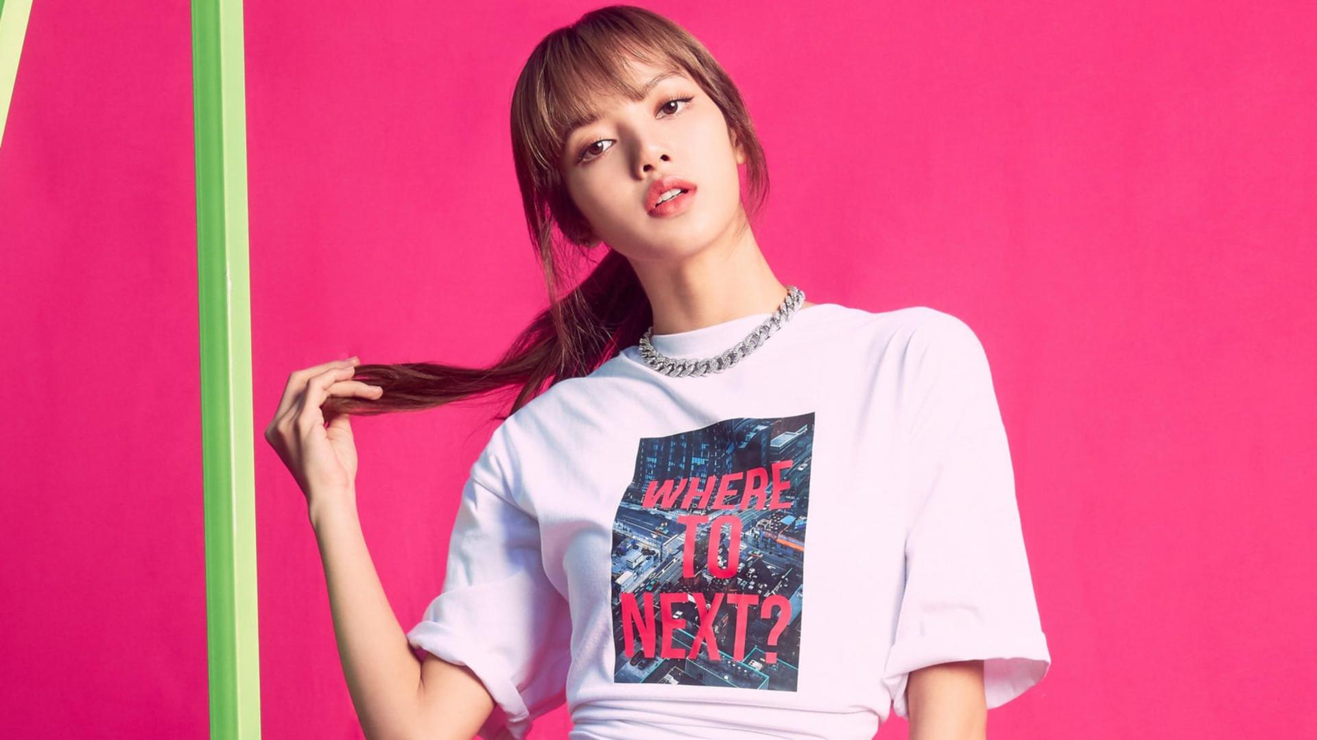 لیسا (Lisa) عضو گروه کی‌پاپ بلک‌پینک با تیشرت سفید