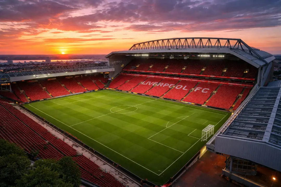 ورزشگاه آنفیلد (Anfield) با سکوهای قرمز در زمان غروب خورشید