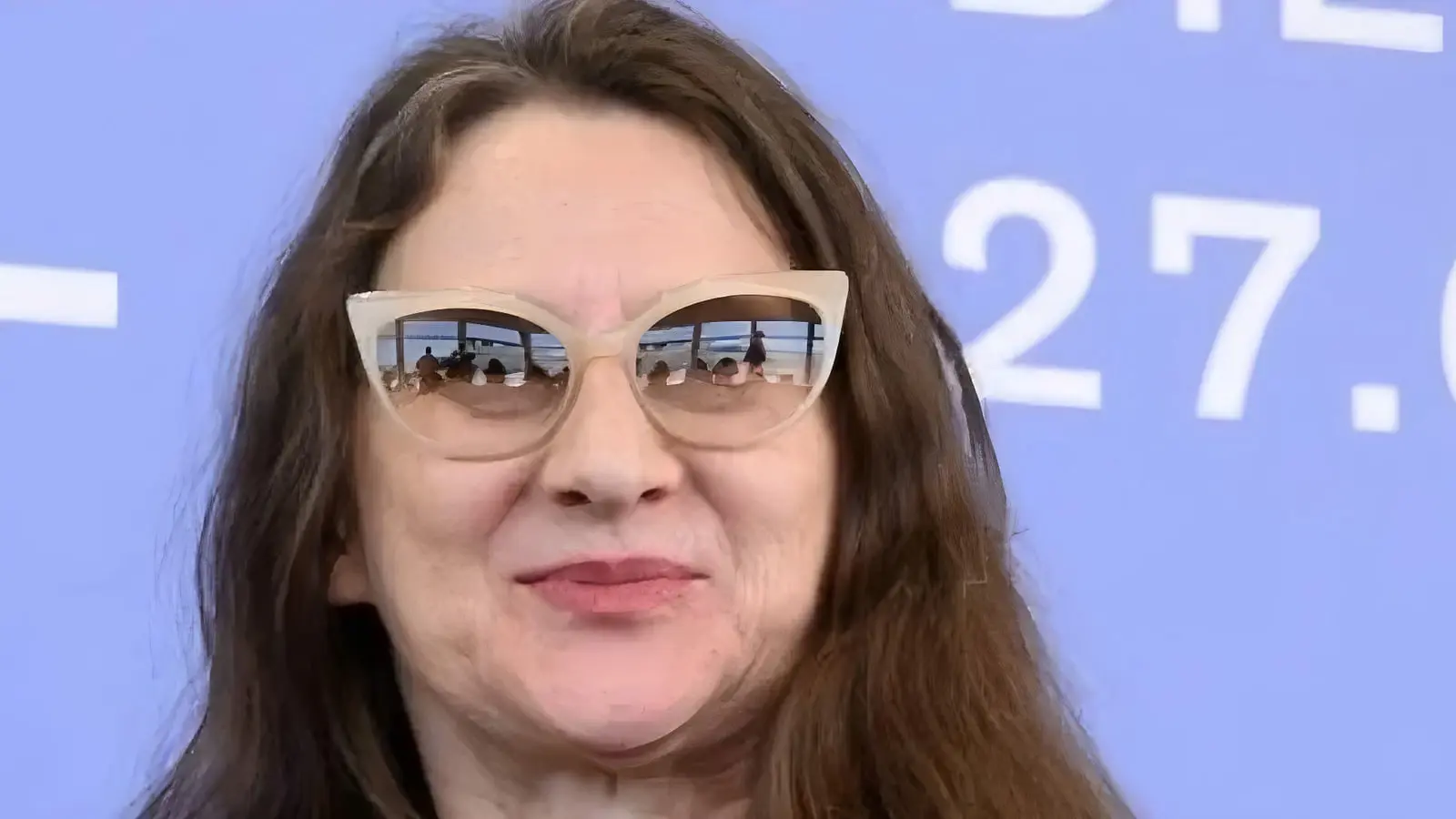 لوکرسیا مارتل (Lucrecia Martel) با عینک آفتابی در یک رویداد