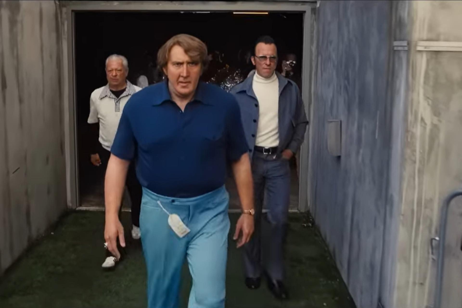 کریستین بیل و نیکلاس کیج بازیگران فیلم Madden در حال قدم زدن در مسیر خروجی ورزشگاه