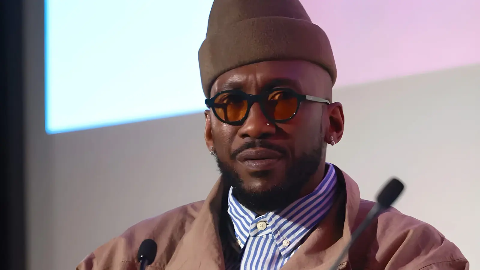 ماهرشالا علی (Mahershala Ali) با کلاه قهوه‌ای و عینک آفتابی در یک مراسم