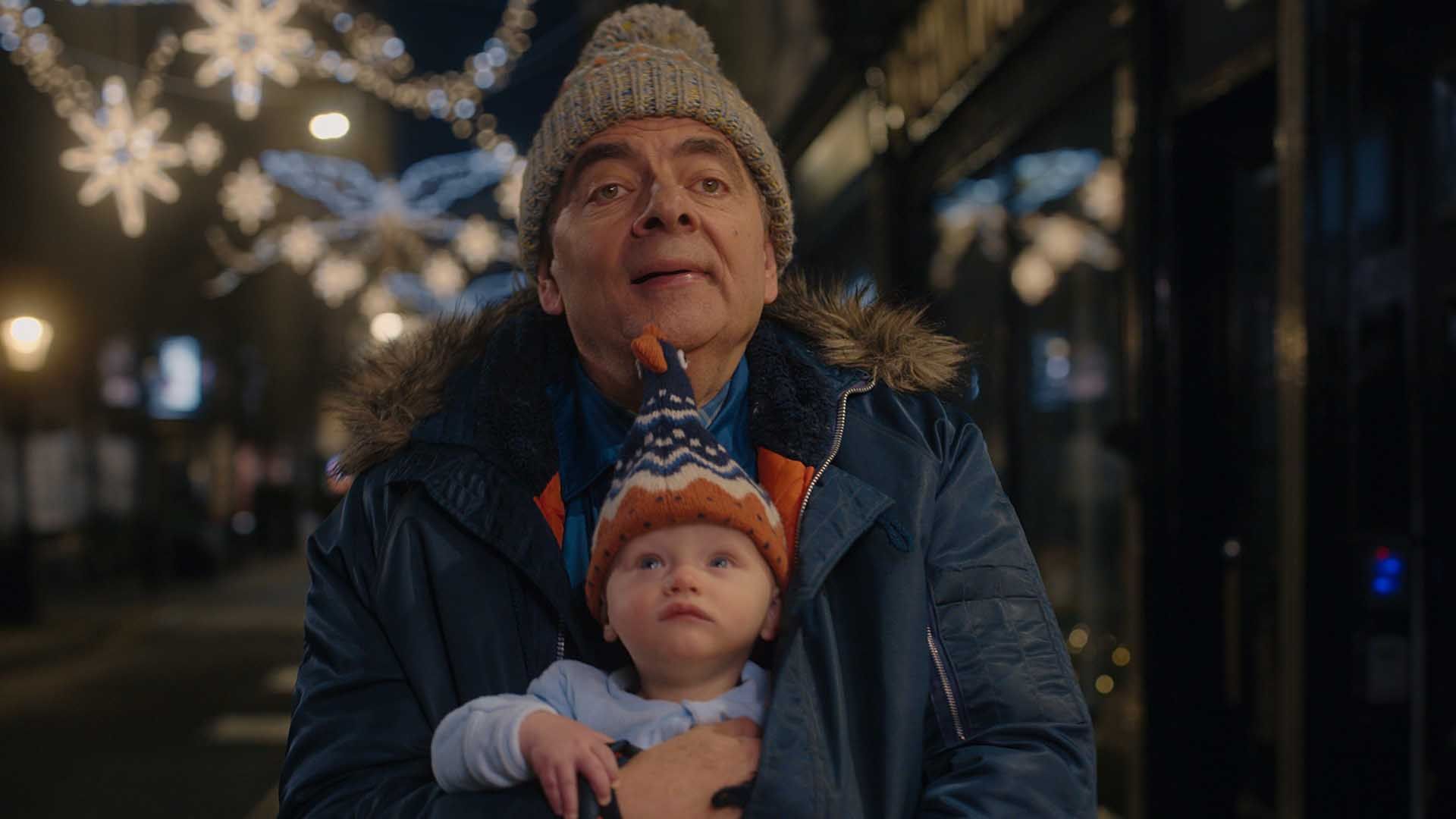 روآن اتکینسون به همراه یک نوزاد در سریال Man vs. Baby