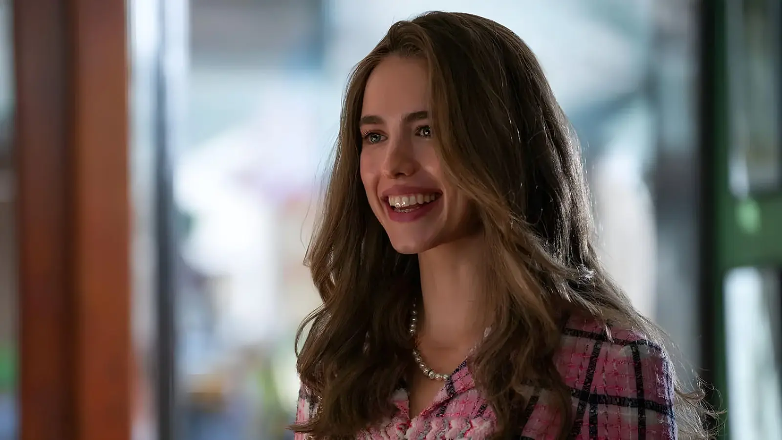 مارگارت کوالی (Margaret Qualley) با لبخند در تبلیغات برند شنل