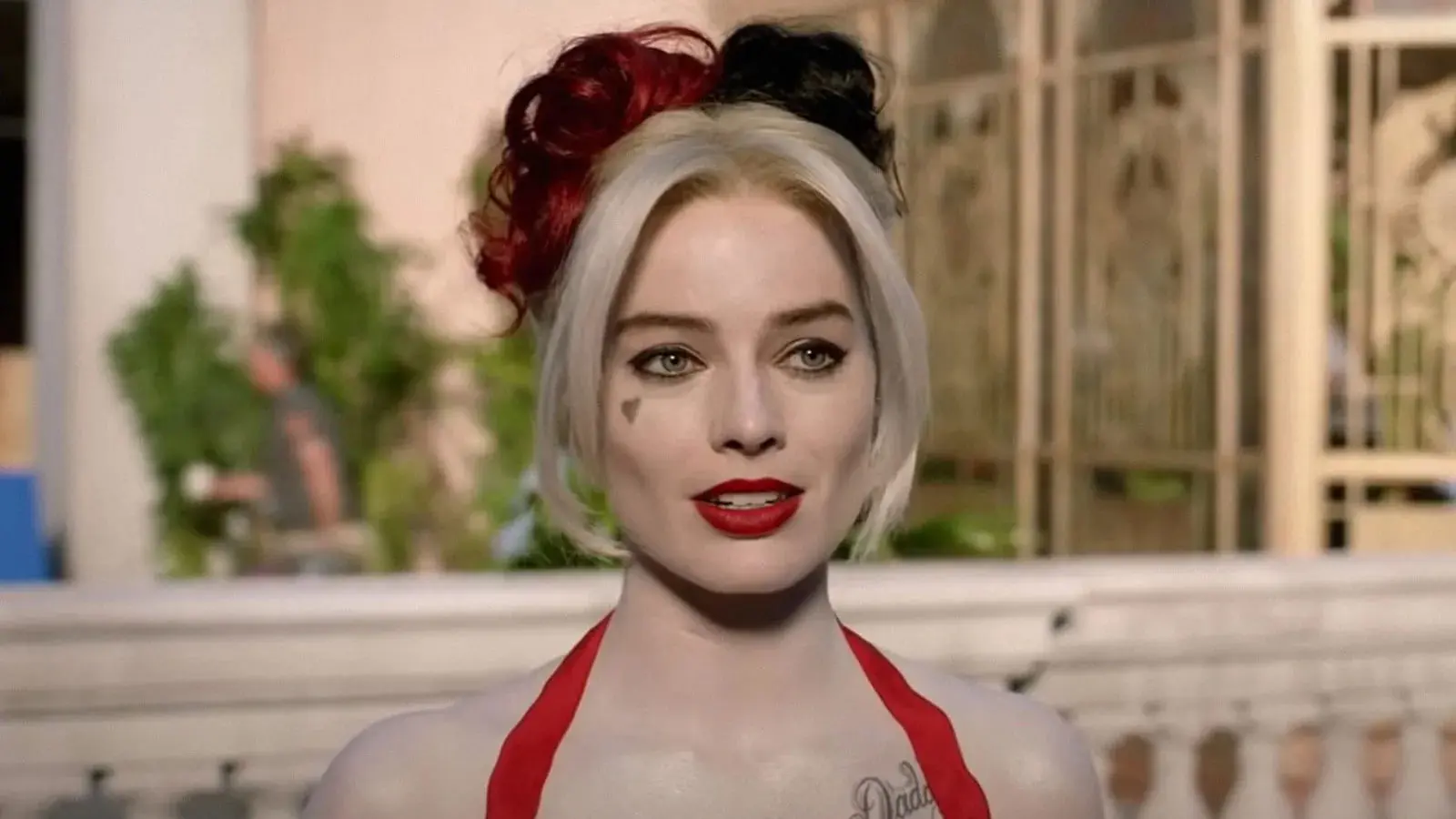 مارگو رابی (Margot Robbie) با موهای دو رنگ قرمز و مشکی در نقش هارلی کوئین