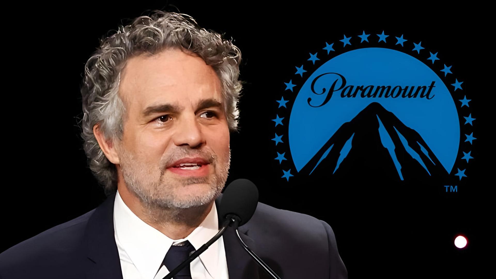 مارک رافلو (Mark Ruffalo) در مقابل نشان استودیوی پارامونت (Paramount)