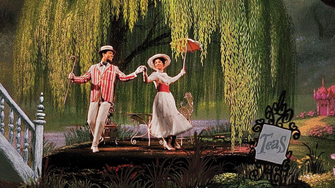 مرد و زن با لباس کلاسیک در فضای باغ مری پاپینز (Mary Poppins)