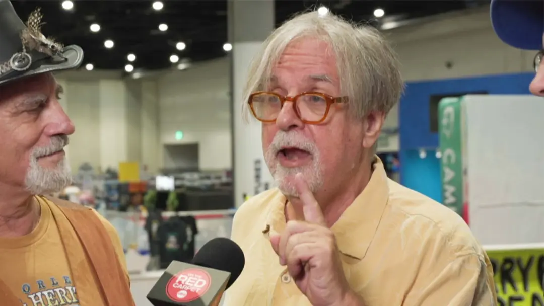 مَت گرونینگ (Matt Groening) در حال صحبت با خبرنگار در یک رویداد