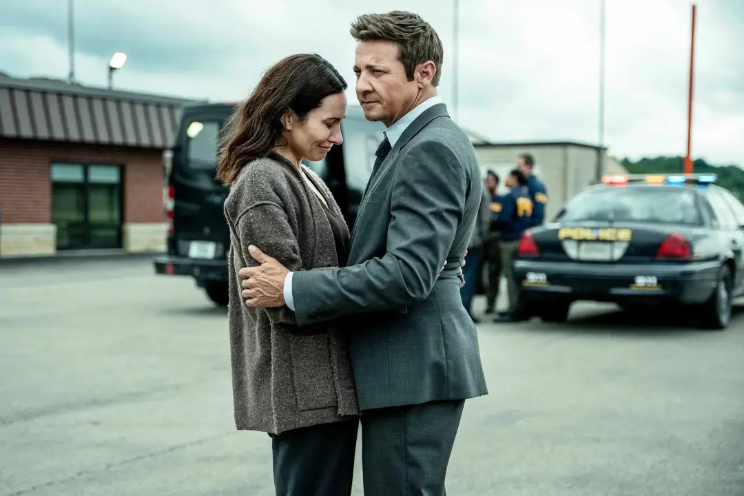 جرمی رنر (Jeremy Renner) و بازیگر زن در صحنه ای از سریال Mayor of Kingstown