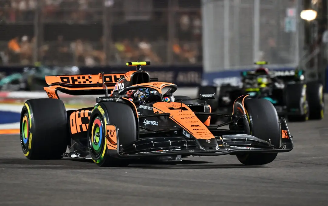 ماشین مسابقه‌ای مک‌لارن (McLaren) در حال حرکت در پیست فرمول یک