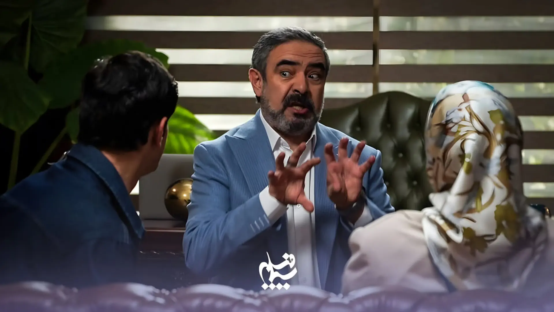 مهران مدیری (Mehran Modiri) در حال بازیگری و صحبت با سایر بازیگران