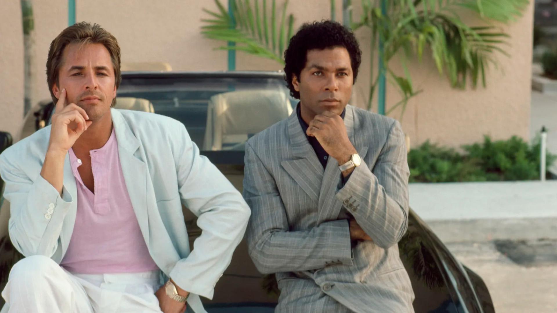 جانی ریکو (Don Johnson) و ریکاردو تابز (Philip Michael Thomas) در کنار خودروی مکشوف
