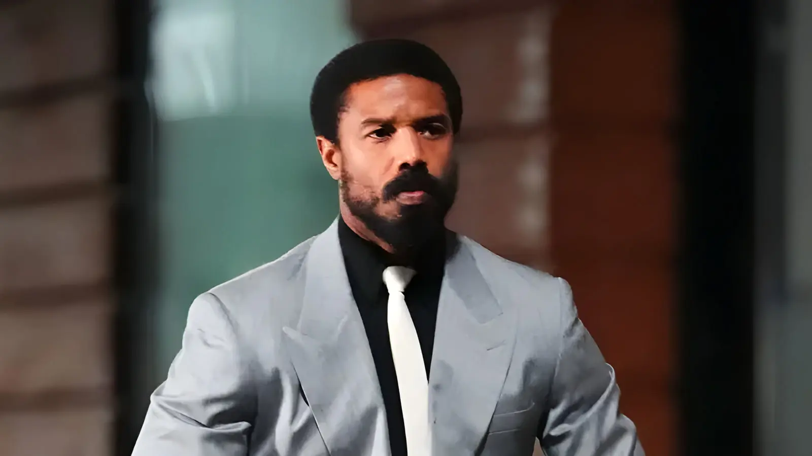 مایکل بی جردن (Michael B. Jordan) با کت و پیراهن در صحنه فیلمبرداری