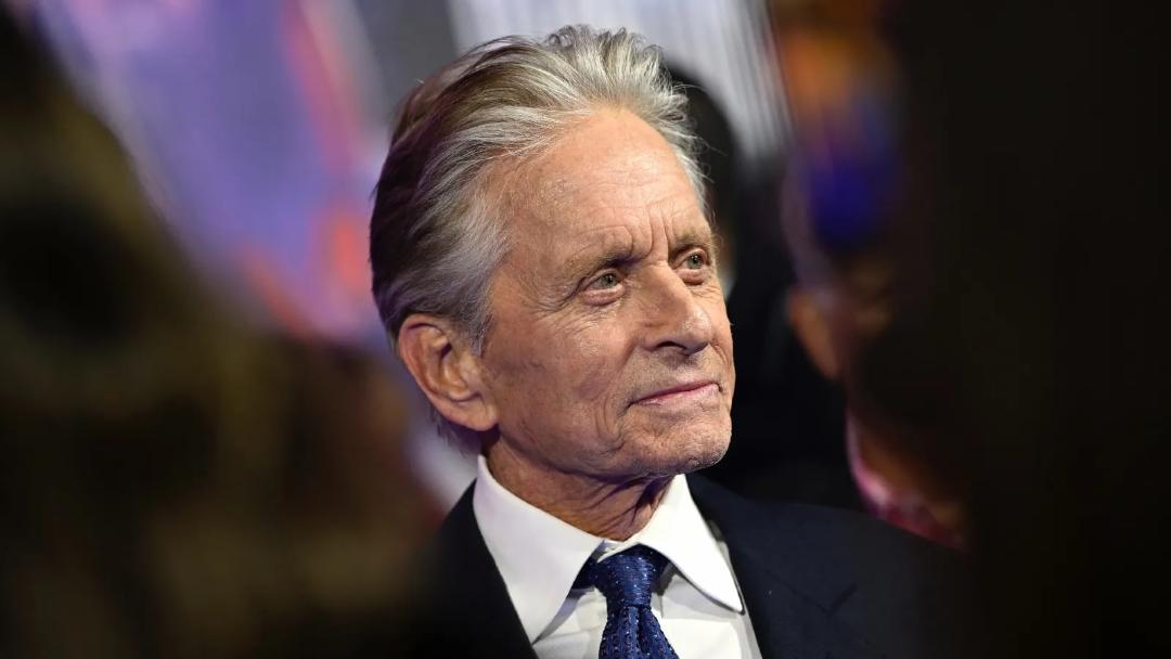 مایکل داگلاس (Michael Douglas) با کت و پیراهن سفید در یک مراسم رسمی