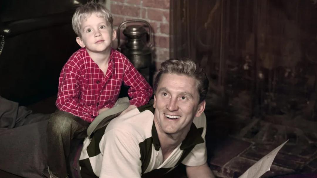مایکل داگلاس (Michael Douglas) در کنار پدرش کرک داگلاس