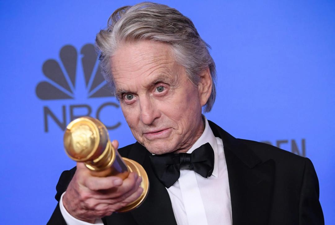 مایکل داگلاس (Michael Douglas) در حال نگه داشتن گلدن گلوب