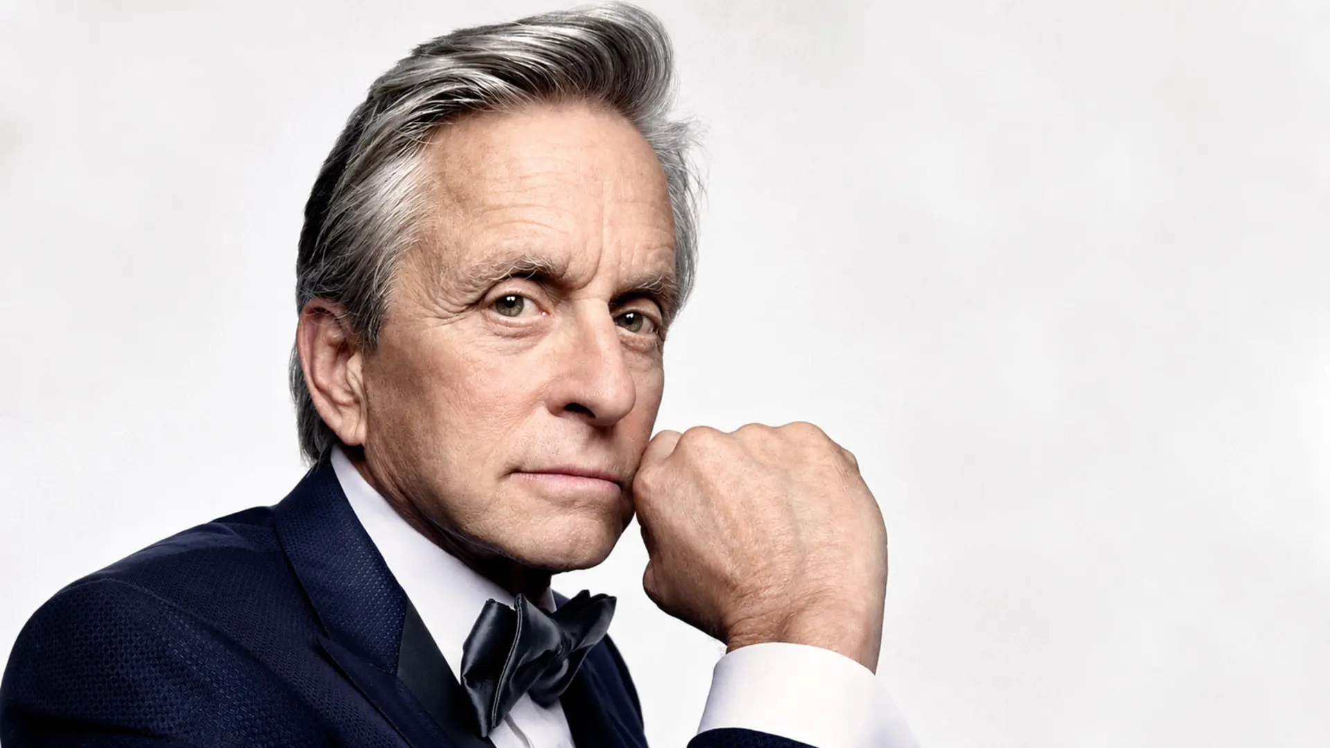 مایکل داگلاس (Michael Douglas) با کت و پاپیون رسمی