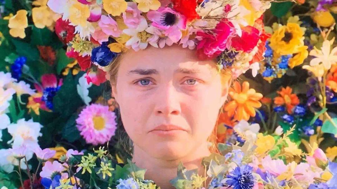 چهره گریان فلورنس پیو در میان گل‌ها در فیلم Midsommar
