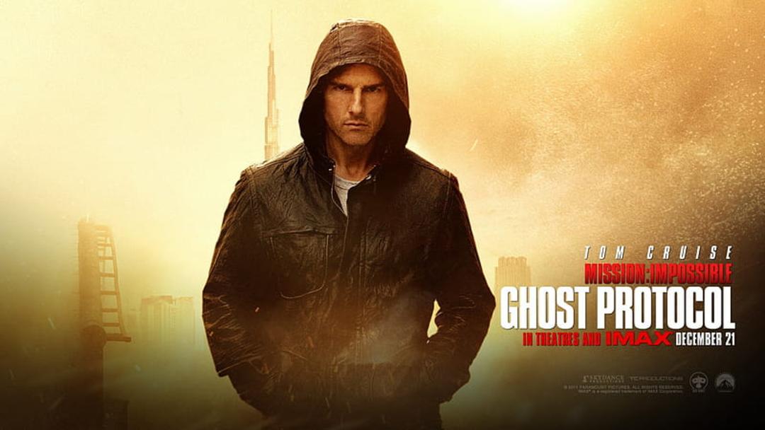 تام کروز (Tom Cruise) با کاپشن هودی در فضای مه‌آلود دبی