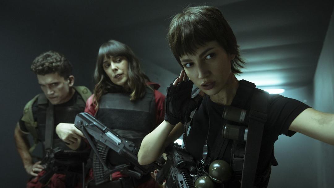 بازیگران سریال خانه کاغذی (Money Heist) با تجهیزات نظامی در یک راهرو