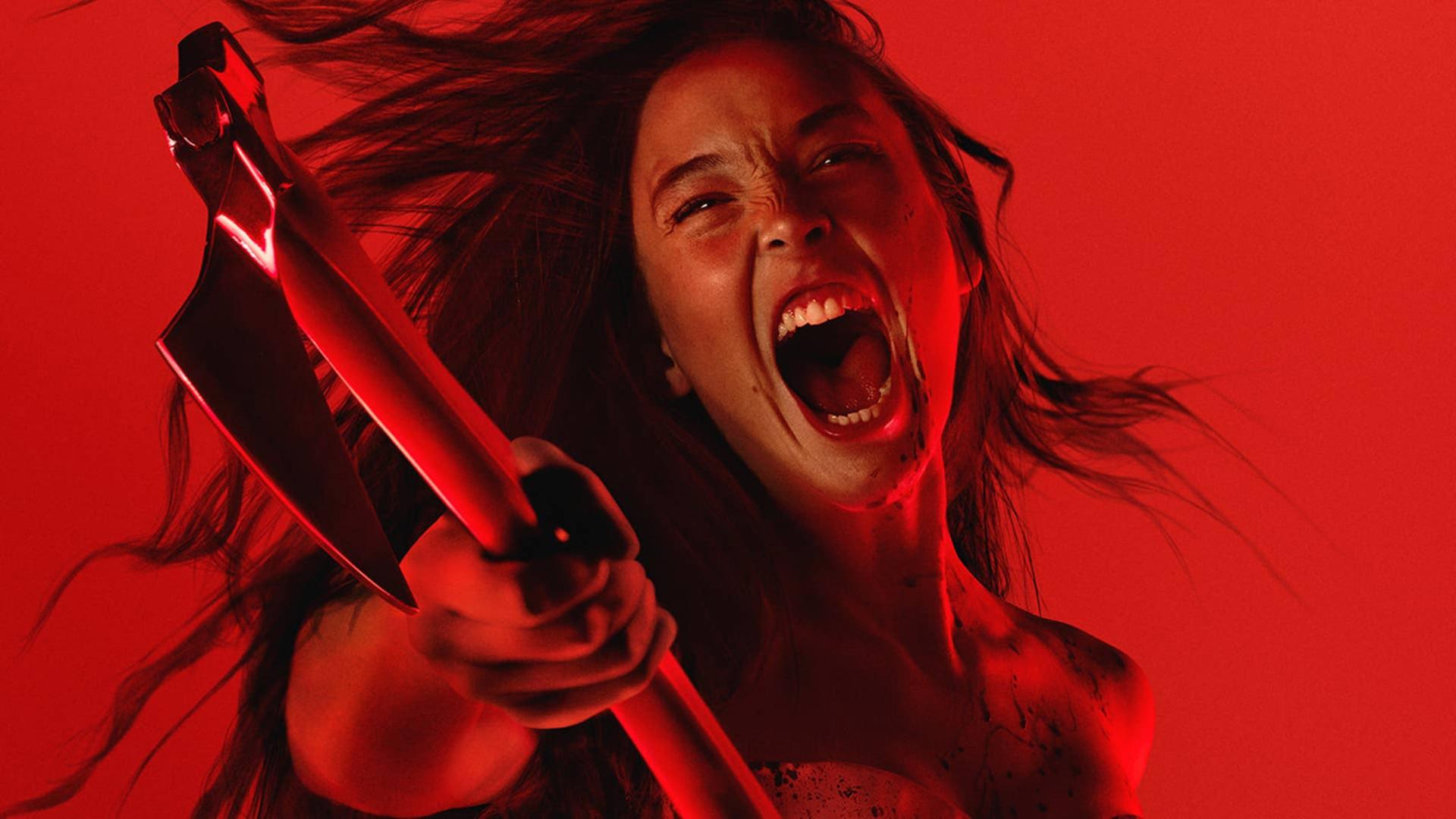 زن با چهره‌ای خشمگین که تبری را به سمت دوربین گرفته است