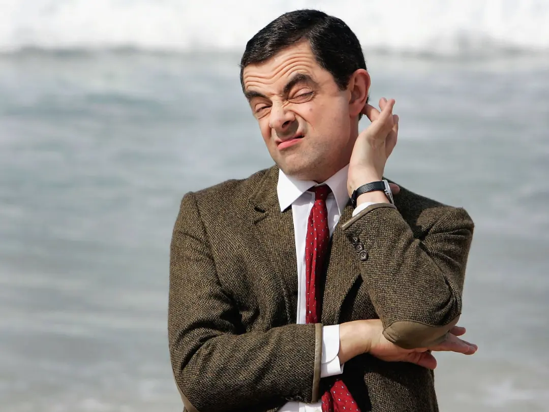 مستربین (Mr. Bean) با چهره‌ای عجیب در کنار امواج دریا