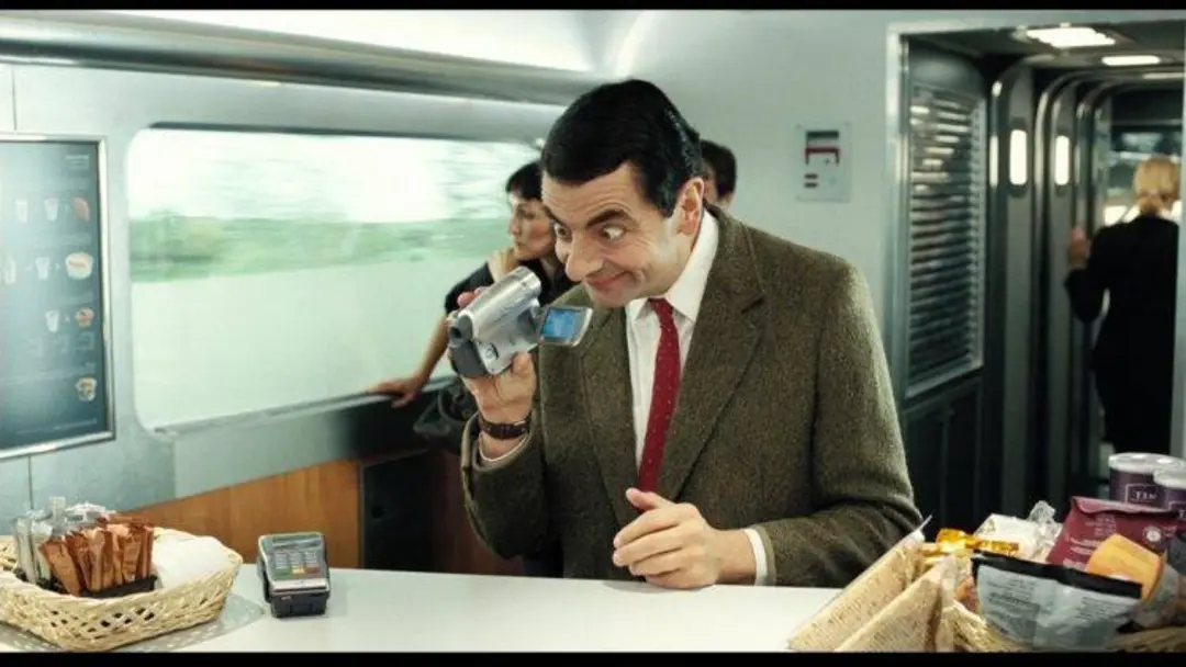 مستربین (Mr. Bean) با دوربین ویدئویی در داخل واگن قطار