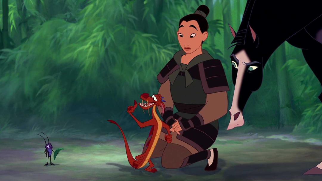 مولان با ظاهری مردانه و جنگی در کنار دوستانش در انیمیشن Mulan