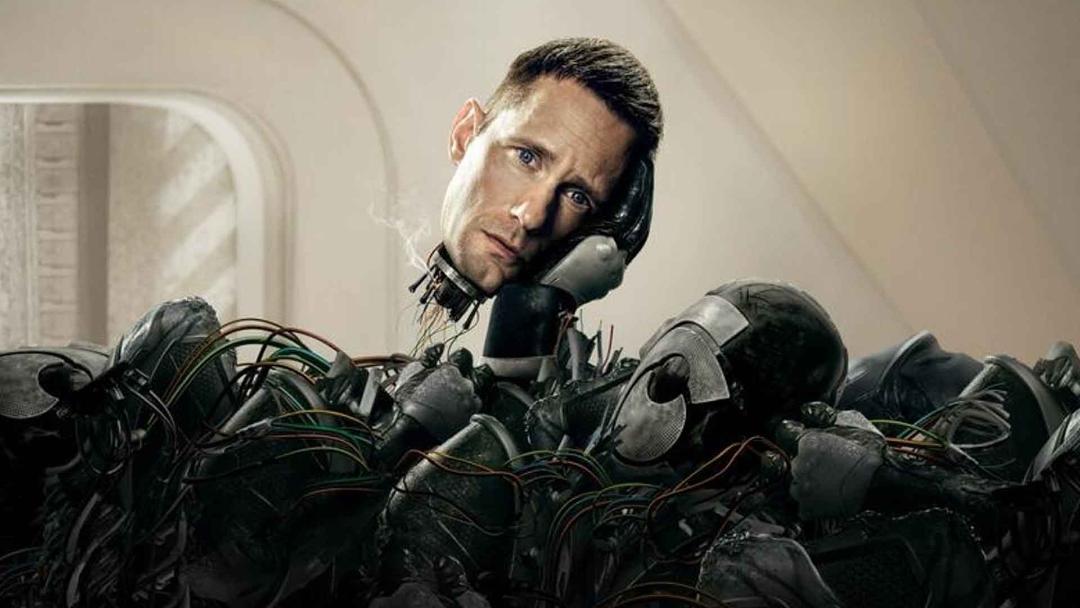 الکساندر اسکاشگورد در نقش مردربات در سریال Murderbot