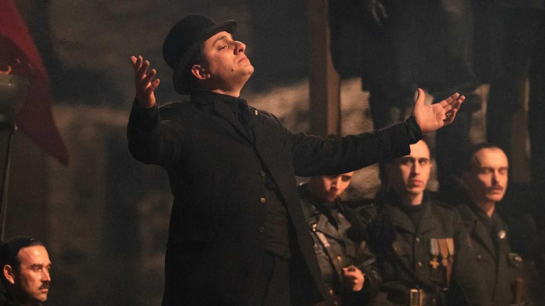 لوکا مارینلی در نقش بنیتو موسولینی در سریال Mussolini: Son of the Century