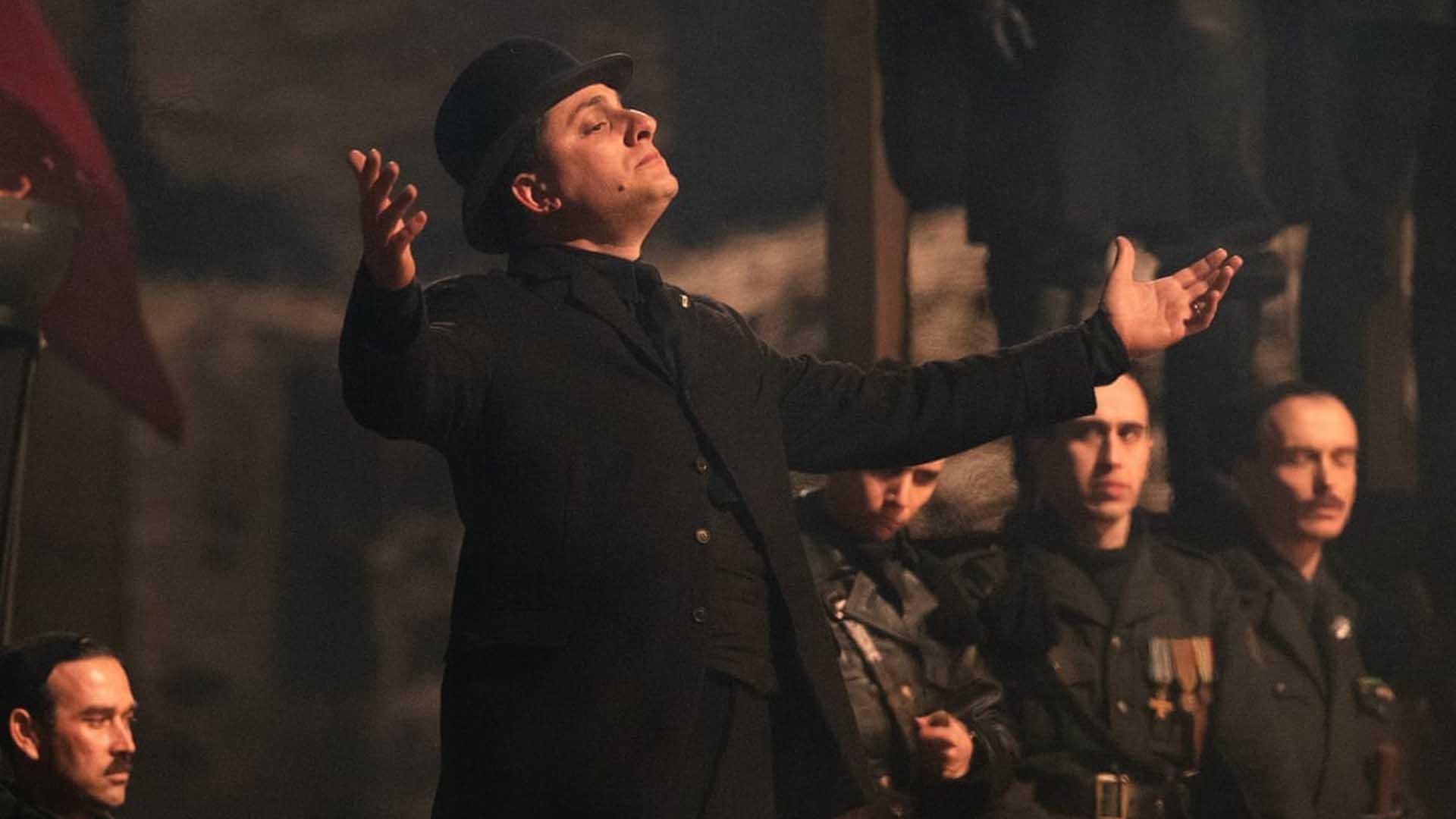 لوکا مارینلی در نقش بنیتو موسولینی در سریال Mussolini: Son of the Century