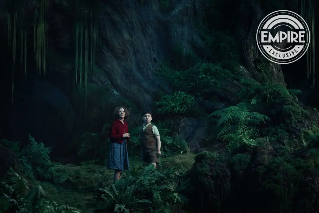 دو کودک در جنگل پر از گیاهان در فیلم تازه نارنیا (The Chronicles of Narnia)