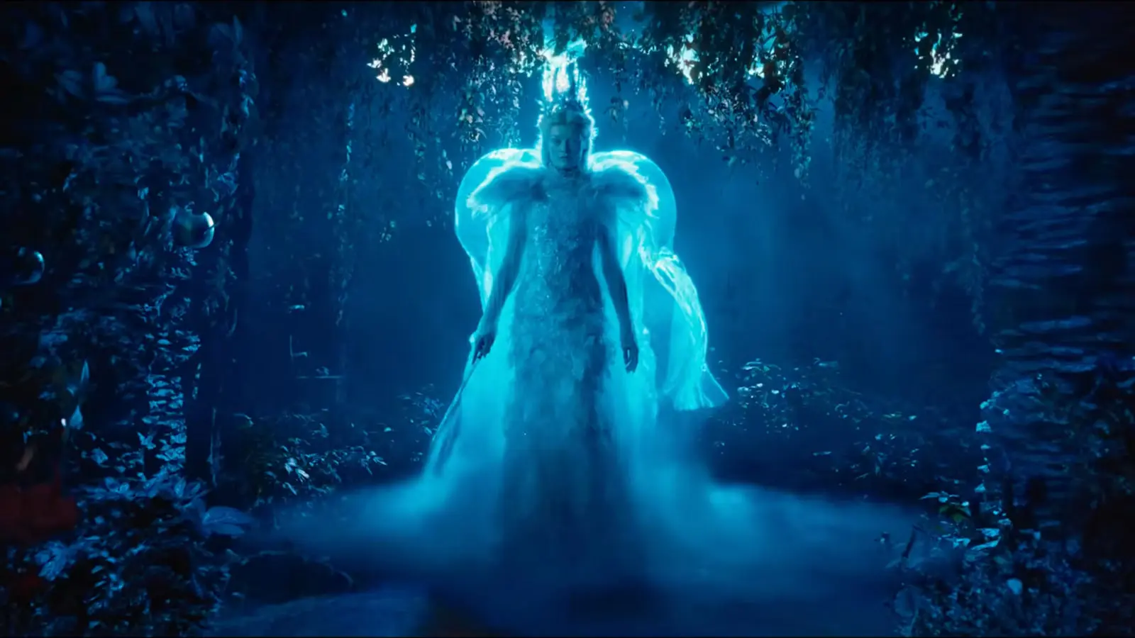 ملکه جادوگر (White Witch) با لباس درخشان در محیطی تاریک و مه‌آلود