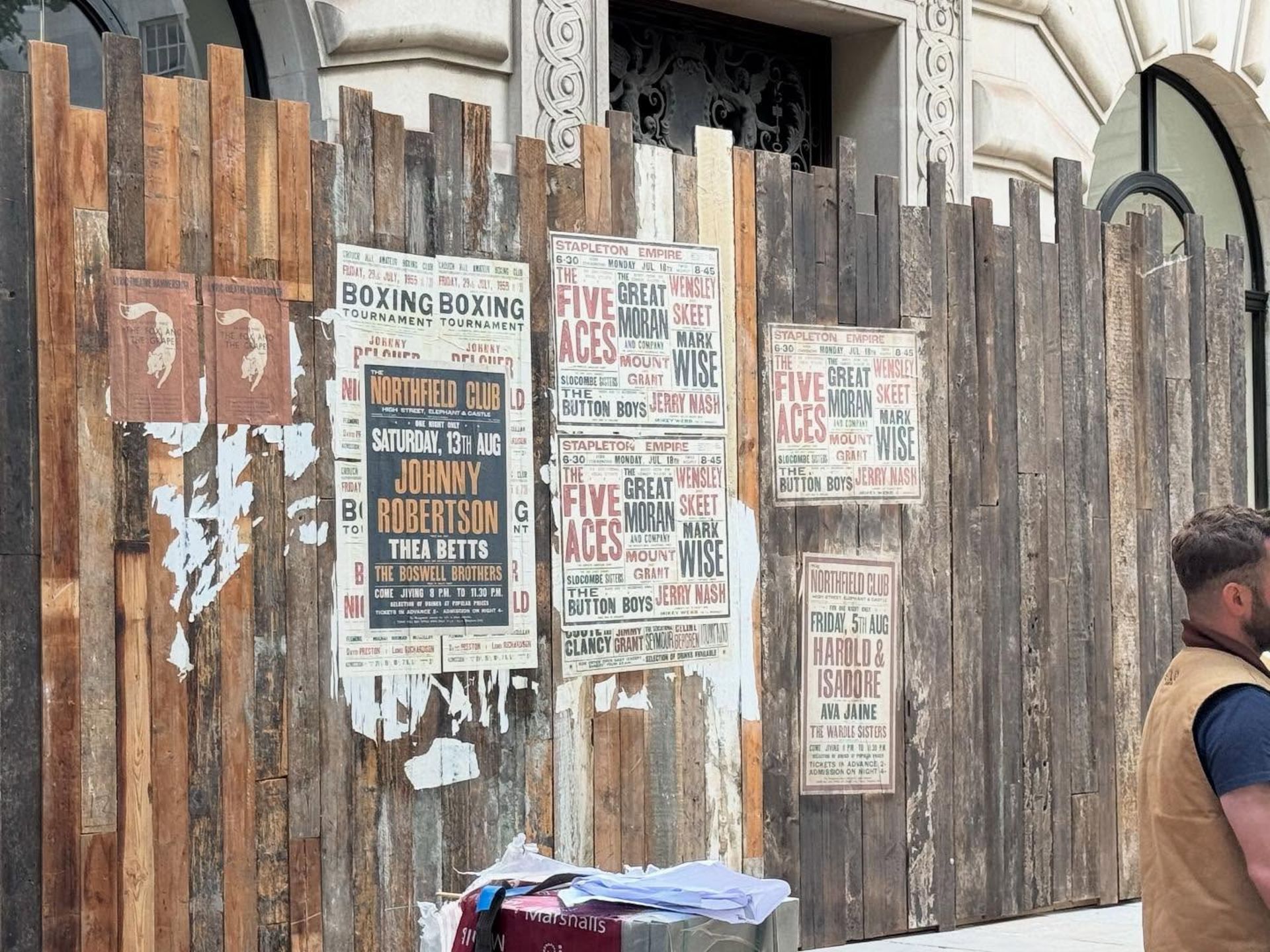 پشت صحنه نارنیا با پوسترهای روی دیوار