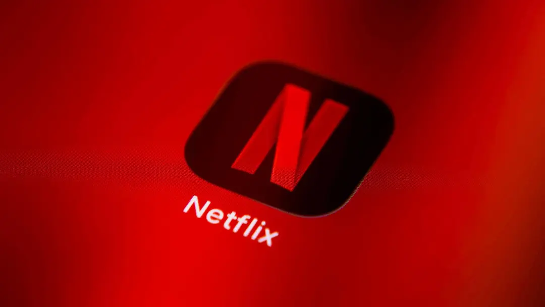 لوگوی قرمز و مشکی سرویس پخش فیلم نتفلیکس (Netflix) روی صفحه نمایش