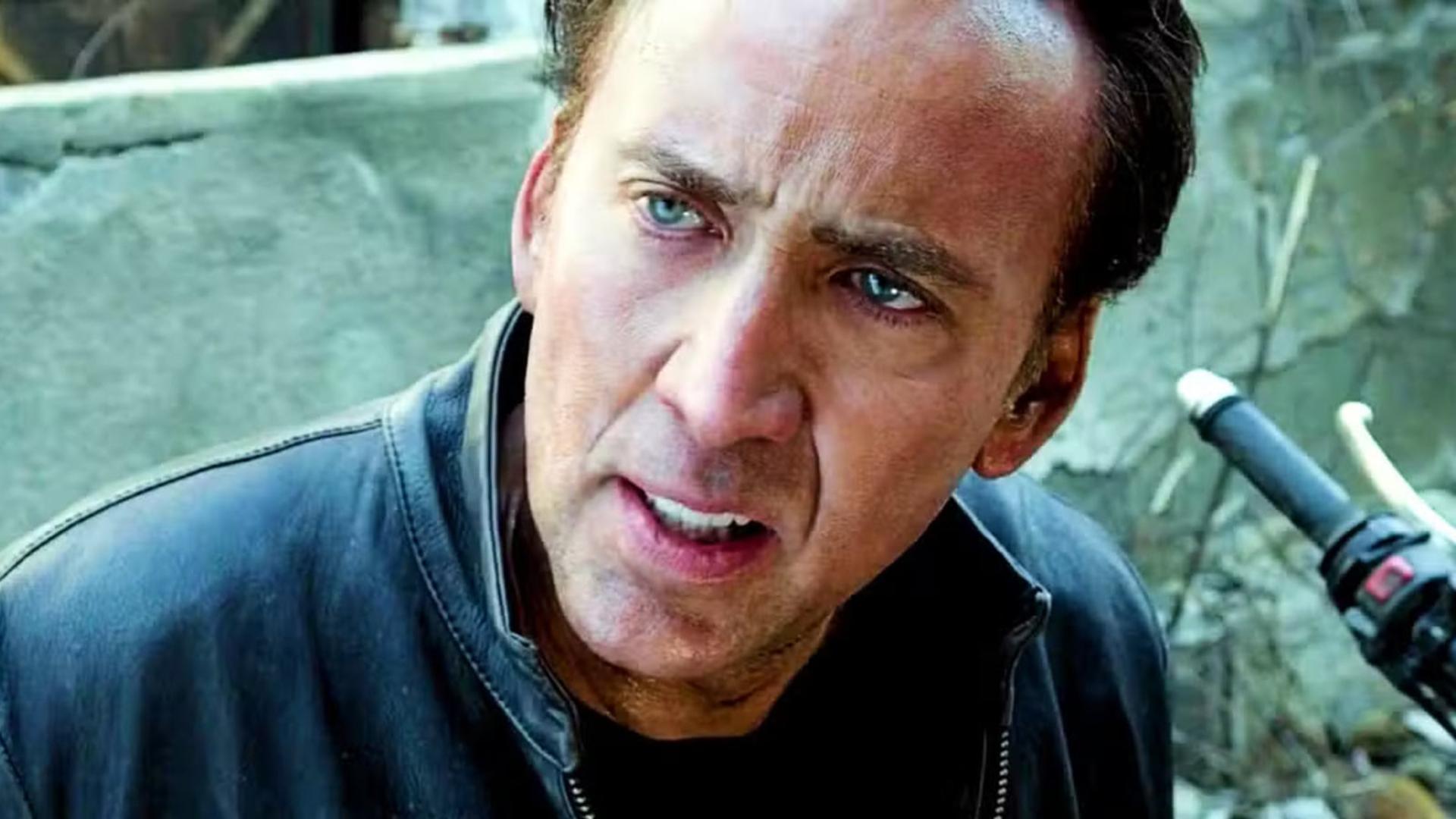 نیکلاس کیج (Nicolas Cage) با چهره‌ای جدی در یک صحنه