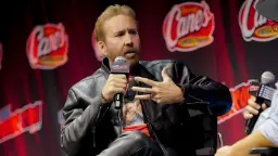 نیکلاس کیج (Nicolas Cage) در حال صحبت با میکروفون در رویداد کمیک‌کان