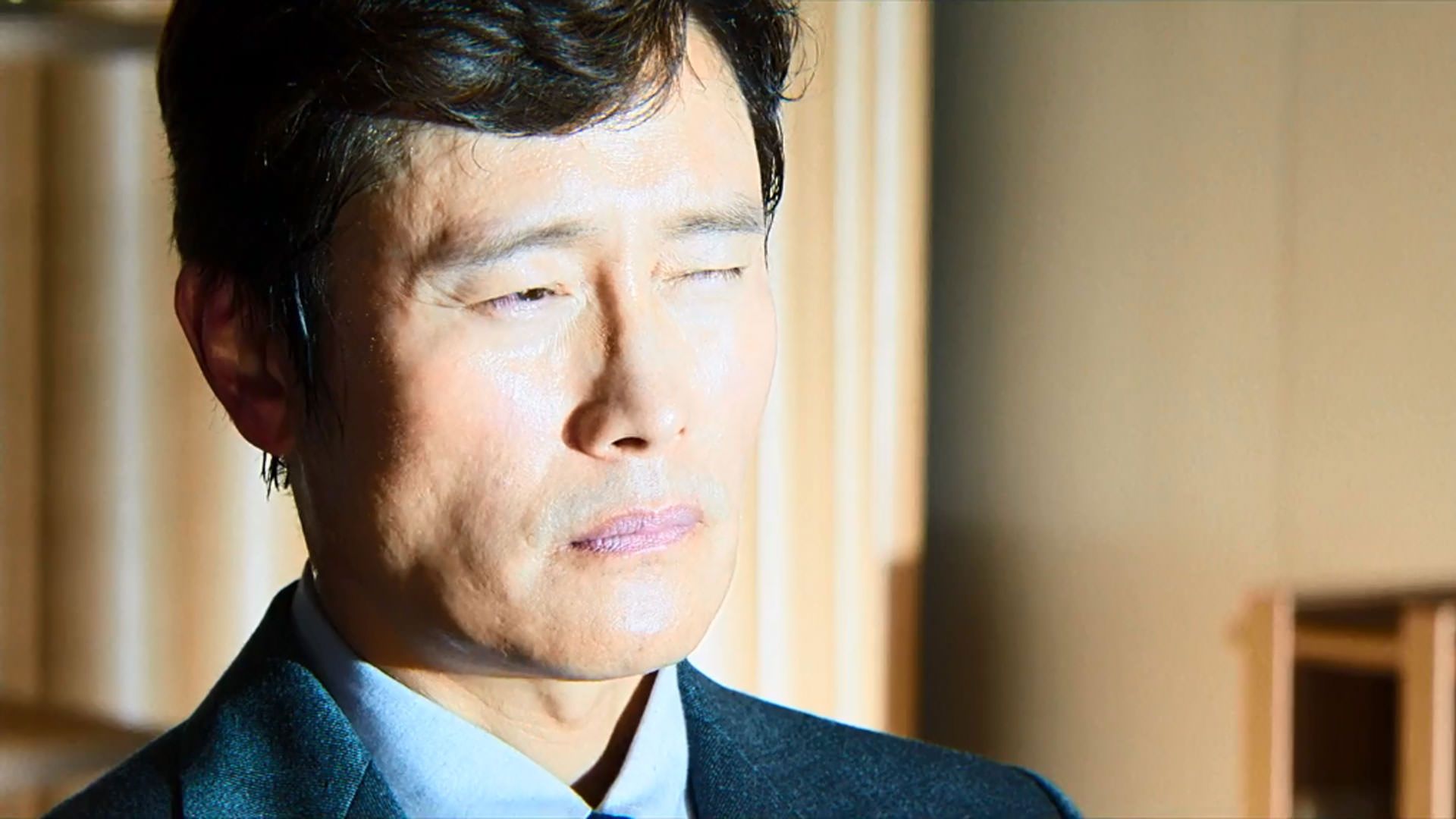 نور خورشید توی چشم لی بیونگ هون می‌زند در نمایی از فیلم چاره‌ای نیست به کارگردانی پارک چان ووک