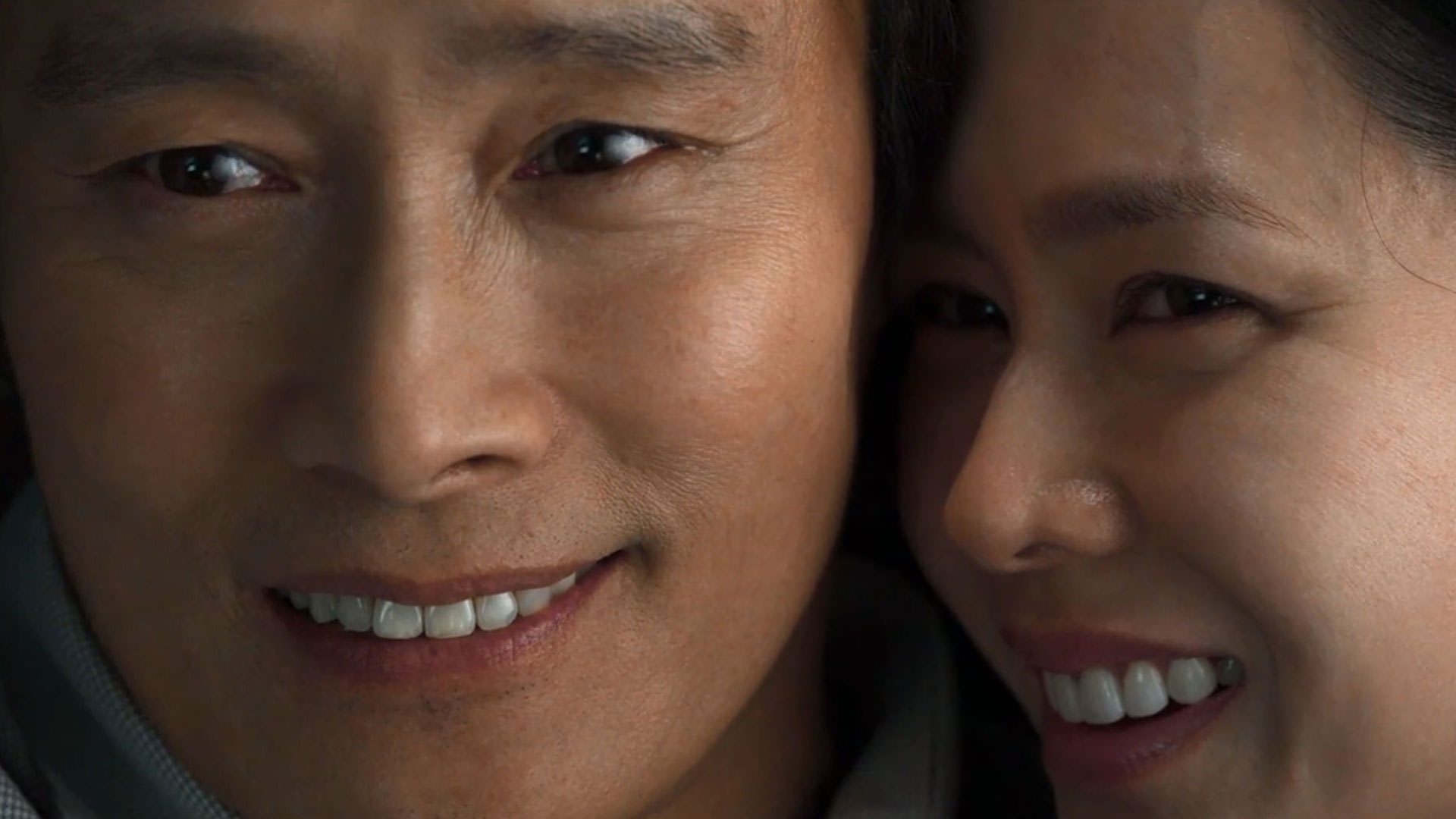 سون یه جین در کنار لی بیونگ هون لبخند می‌زند در نمایی از فیلم چاره‌ای نیست به کارگردانی پارک چان ووک