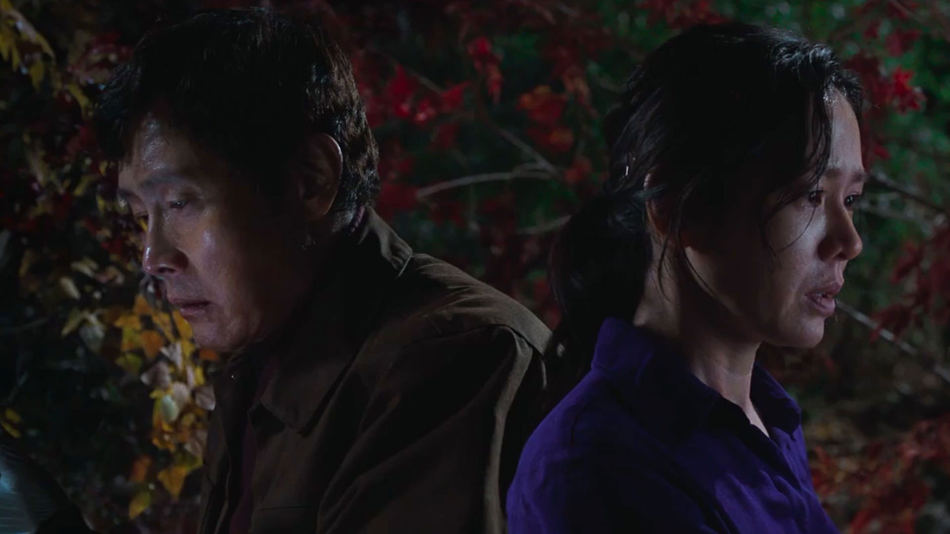 لی بیونگ هون پشت به سون یه جین ایستاده است در نمایی از فیلم چاره‌ای نیست به کارگردانی پارک چان ووک