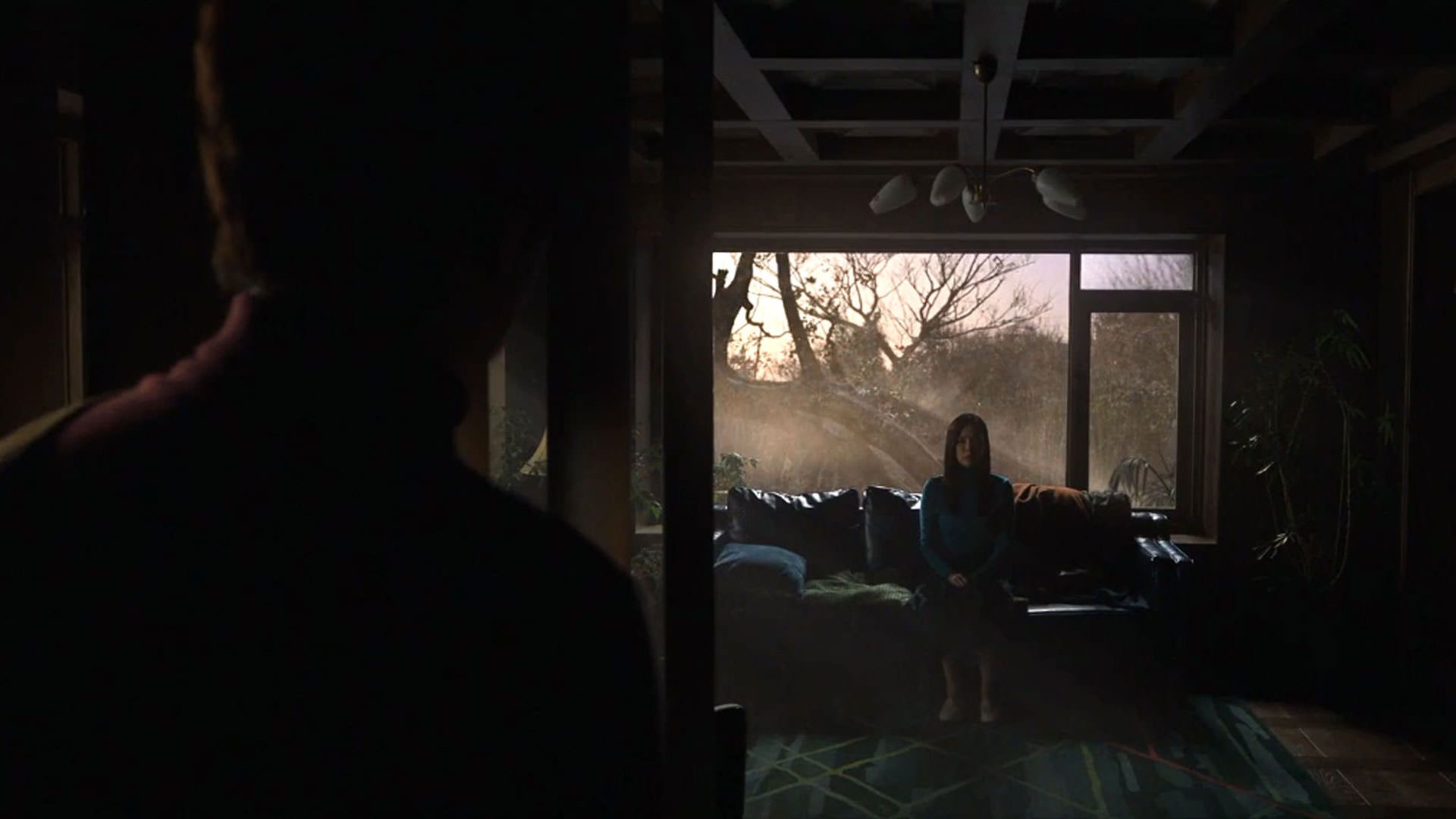 مردی به خانه‌ای تاریک که زنی در آن نشسته است وارد می‌شود در نمایی از فیلم چاره‌ای نیست به کارگردانی پارک چان ووک