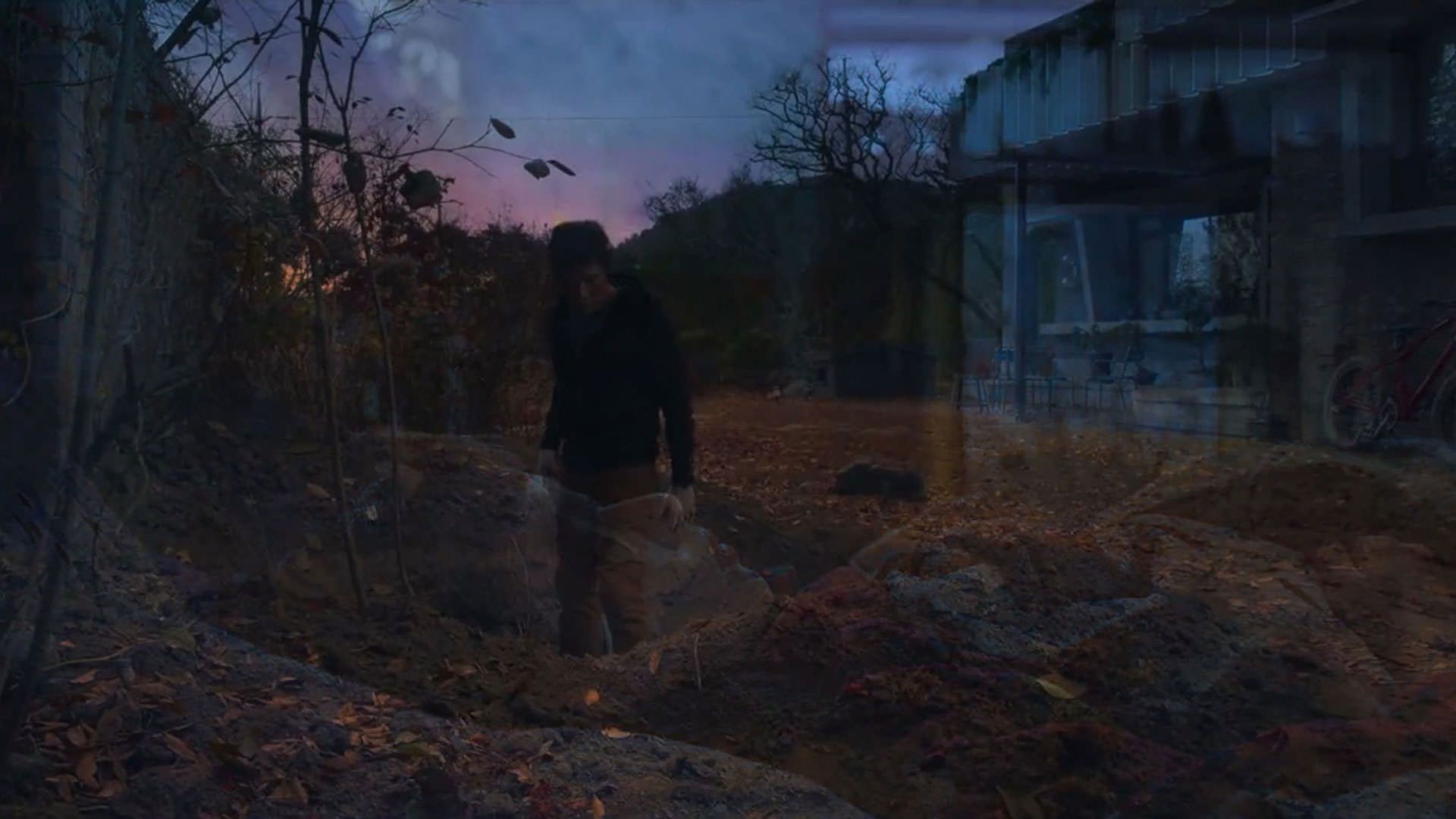 مردی حیاط خانه‌اش را حفاری می‌کند در نمایی از فیلم چاره‌ای نیست به کارگردانی پارک چان ووک