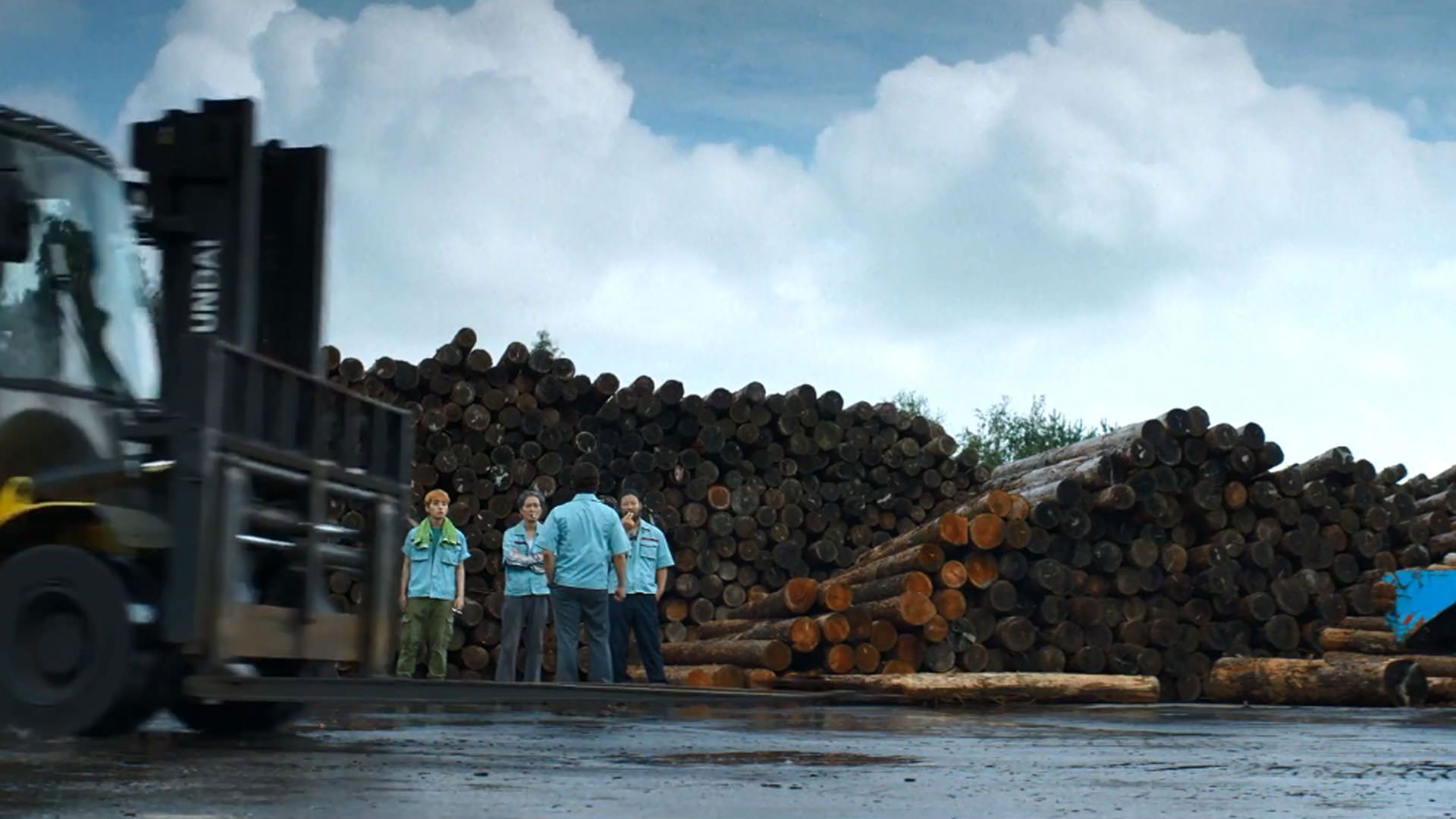 انبوهی از الوار در یک کارخانه تولیدی کاغذ دیده می‌شوند در نمایی از فیلم چاره‌ای نیست به کارگردانی پارک چان ووک