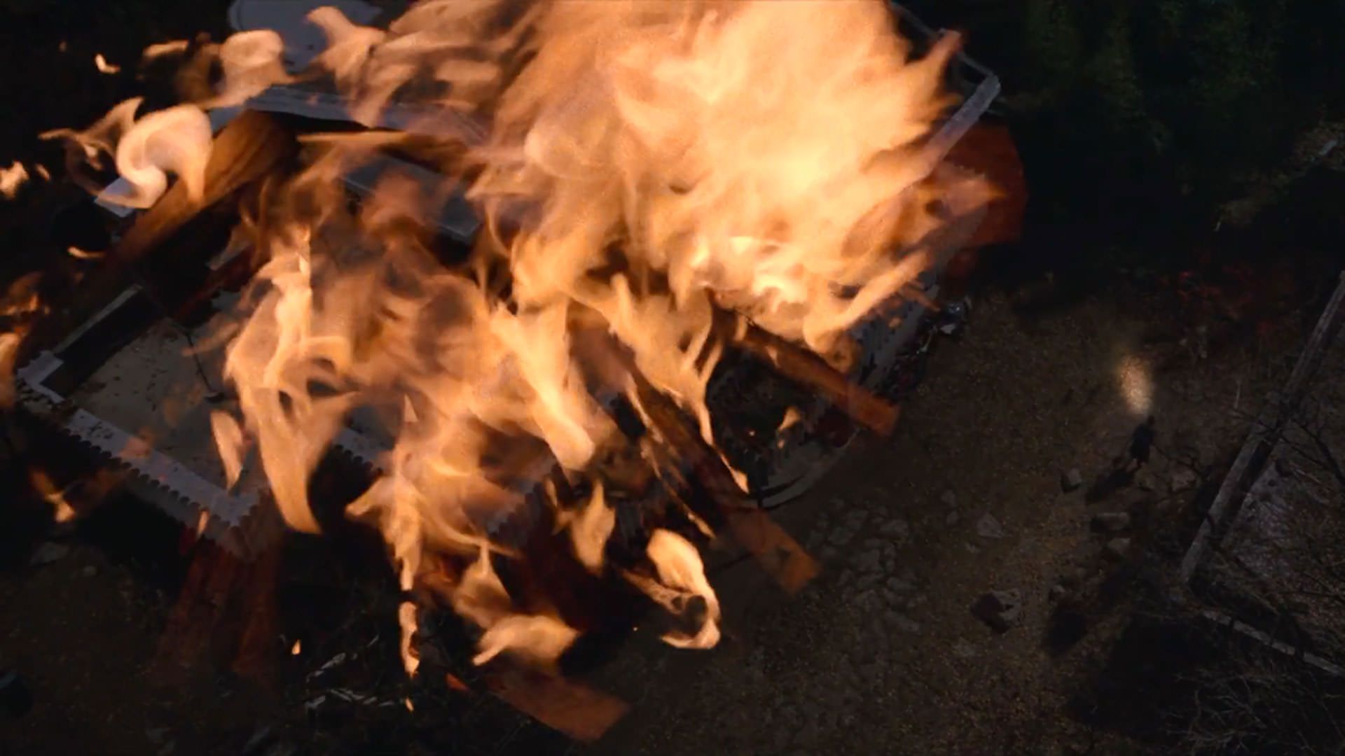 نمایی نزدیک از آتش در نمایی باز از یک خانه ادغام شده است در نمایی از فیلم چاره‌ای نیست به کارگردانی پارک چان ووک