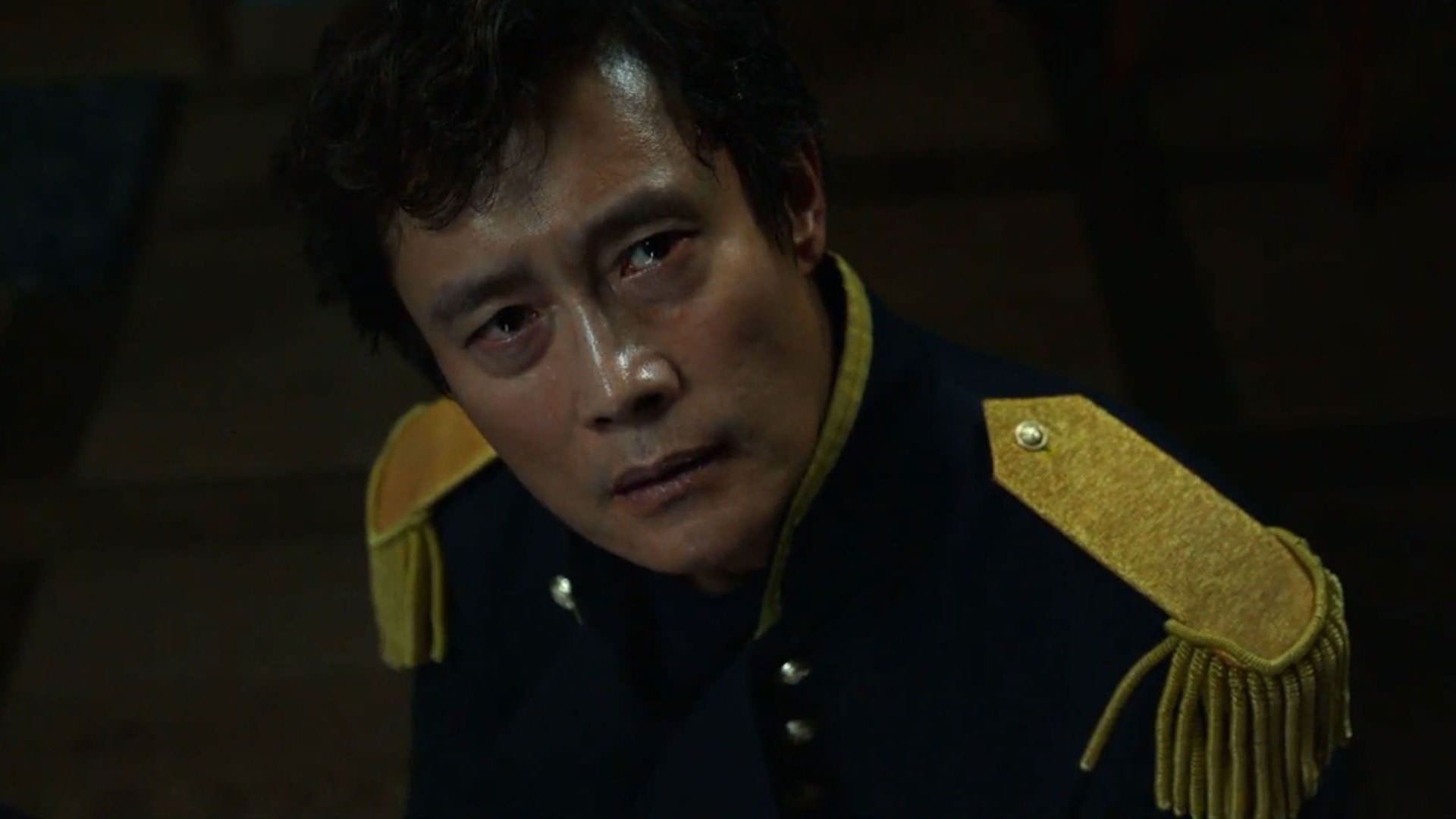 لی بیونگ هون با لباس یک ژنرال قدیمی در نمایی از فیلم چاره‌ای نیست به کارگردانی پارک چان ووک