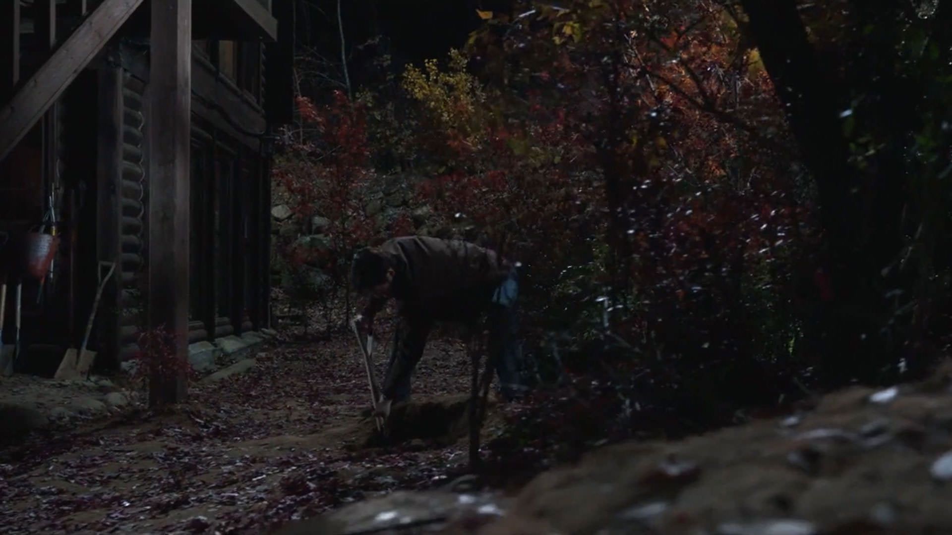 لی بیونگ هون زمین را می‌کند در نمایی از فیلم چاره‌ای نیست به کارگردانی پارک چان ووک